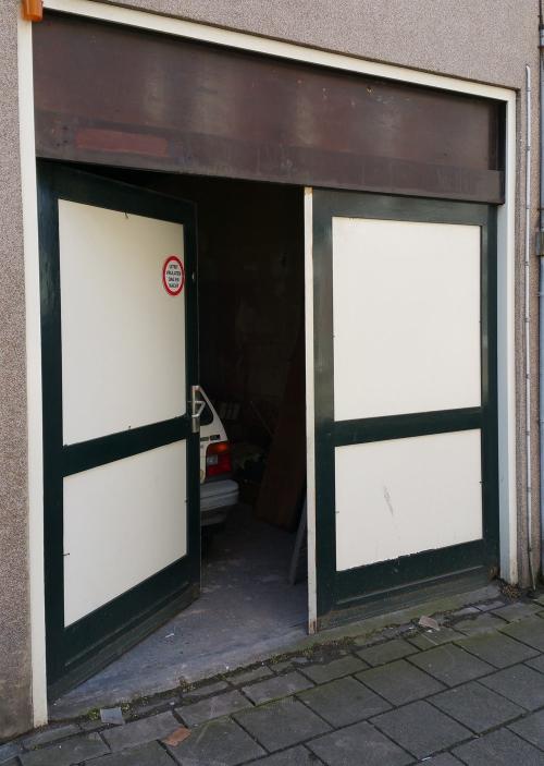 De beginsituatie van de oude deurpartij met de deuren en het donkere bovendeel.