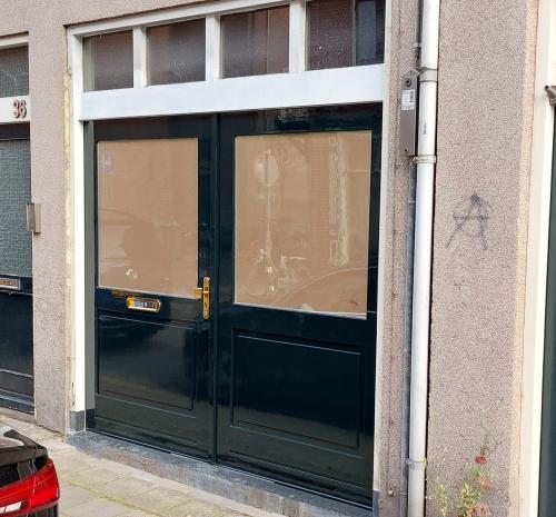 De herstelde groene dubbele deuren met bovenlicht aan de Paul Krugerstraat.