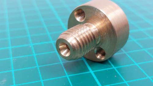 Zelfgemaakt metalen onderdeel voor de tonrolschoot van de deur.